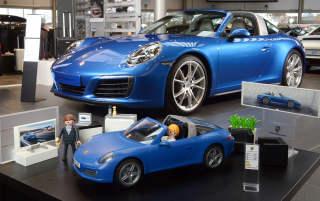 Playmobil’s Porsche 911 Targa 4S parked in front of the real thing.